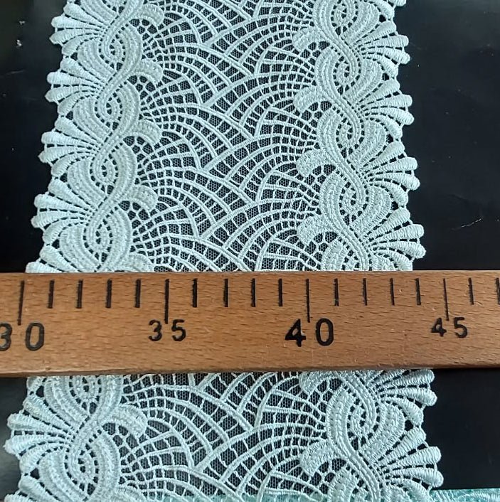 Nuotraukoje – Mežģīne 15 cm-mint, galima įsigyti internetu „Šarlotes audumi“