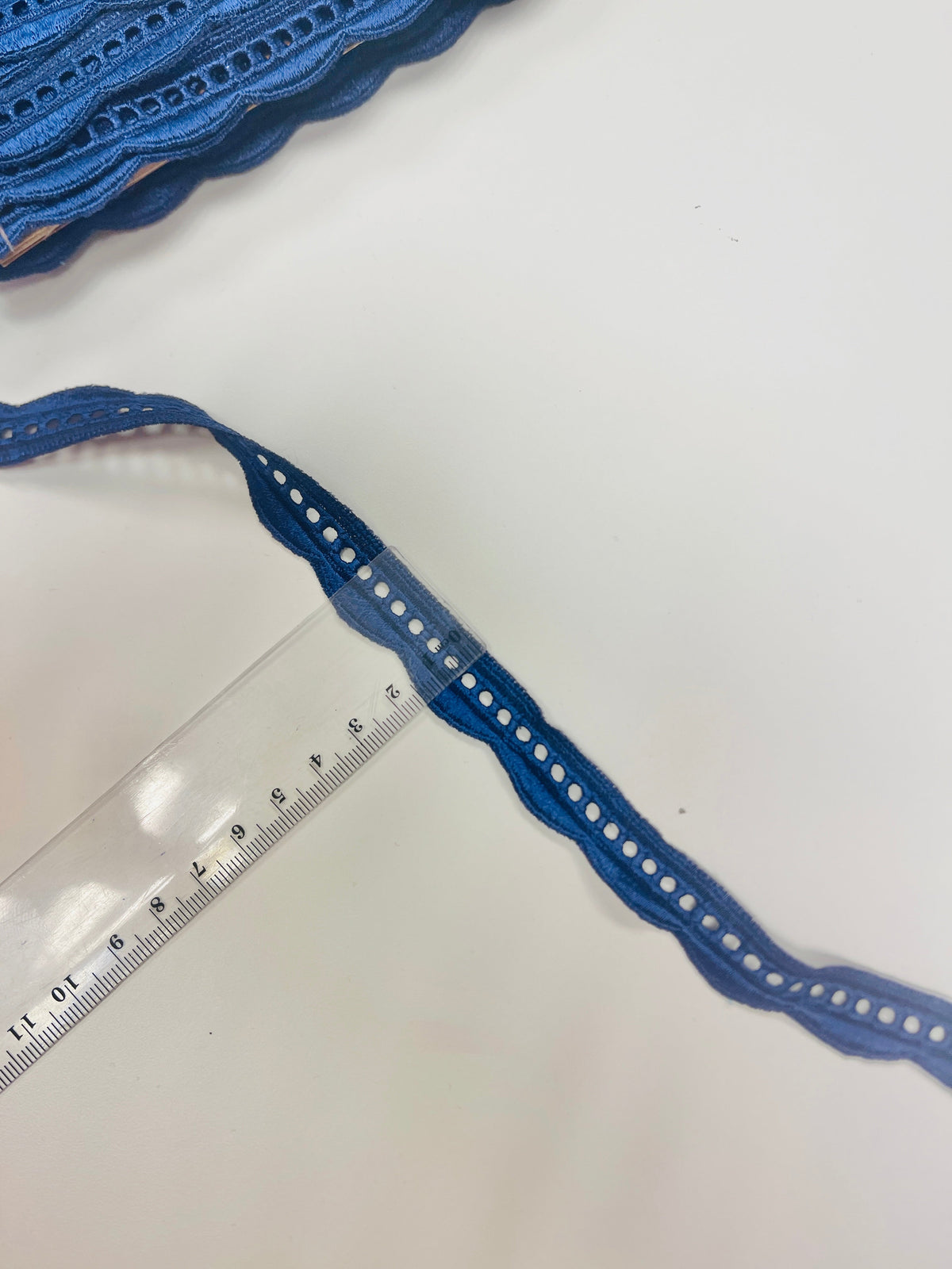Vaizdas su 1,5 cm tamsiai mėlynais nėriniais – galima internetu Šarlotės audiniai