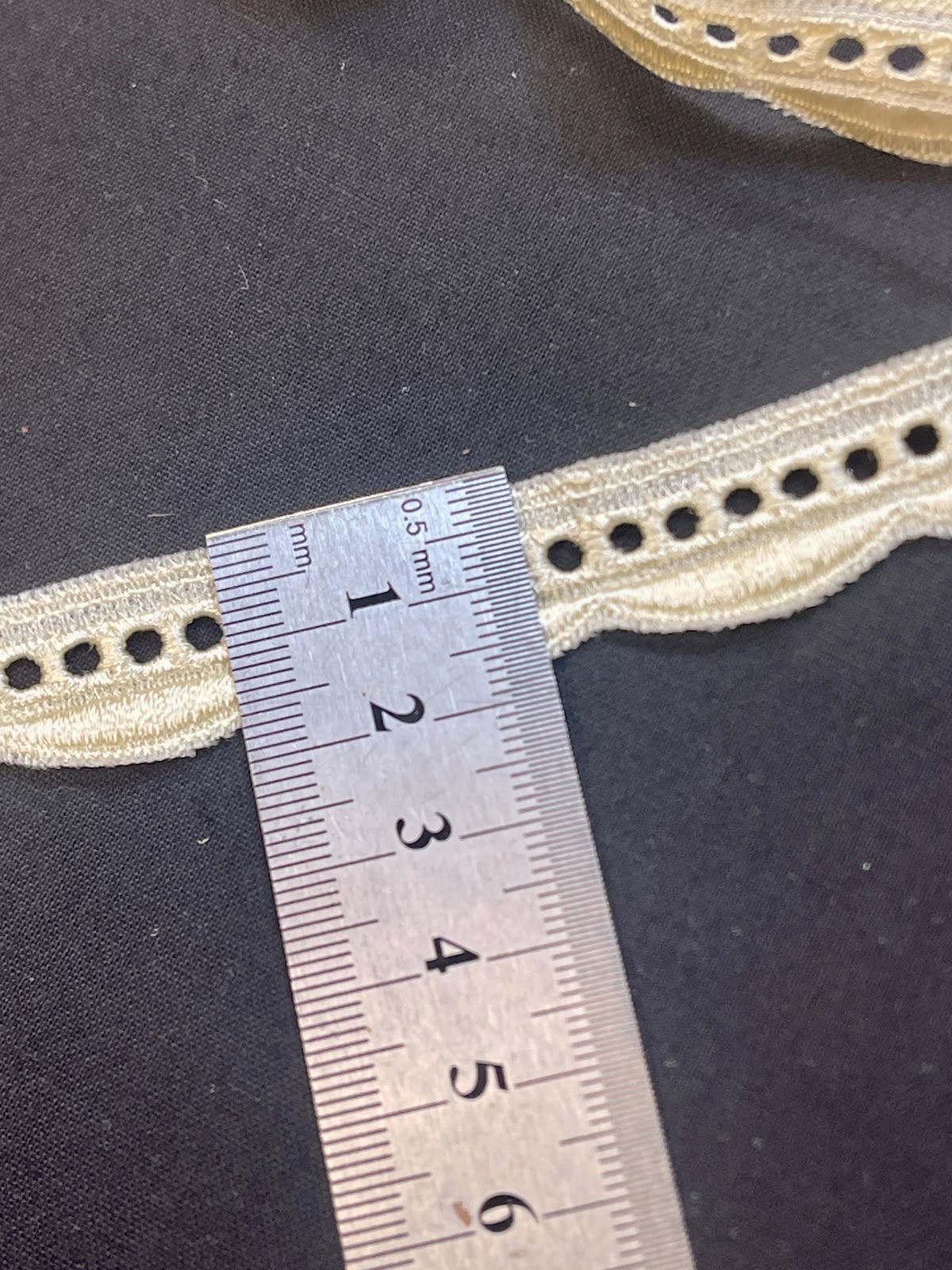Nuotrauka su 2 cm nėriniais, šampaninės spalvos – galima įsigyti internetu, Šarlotes audiniai