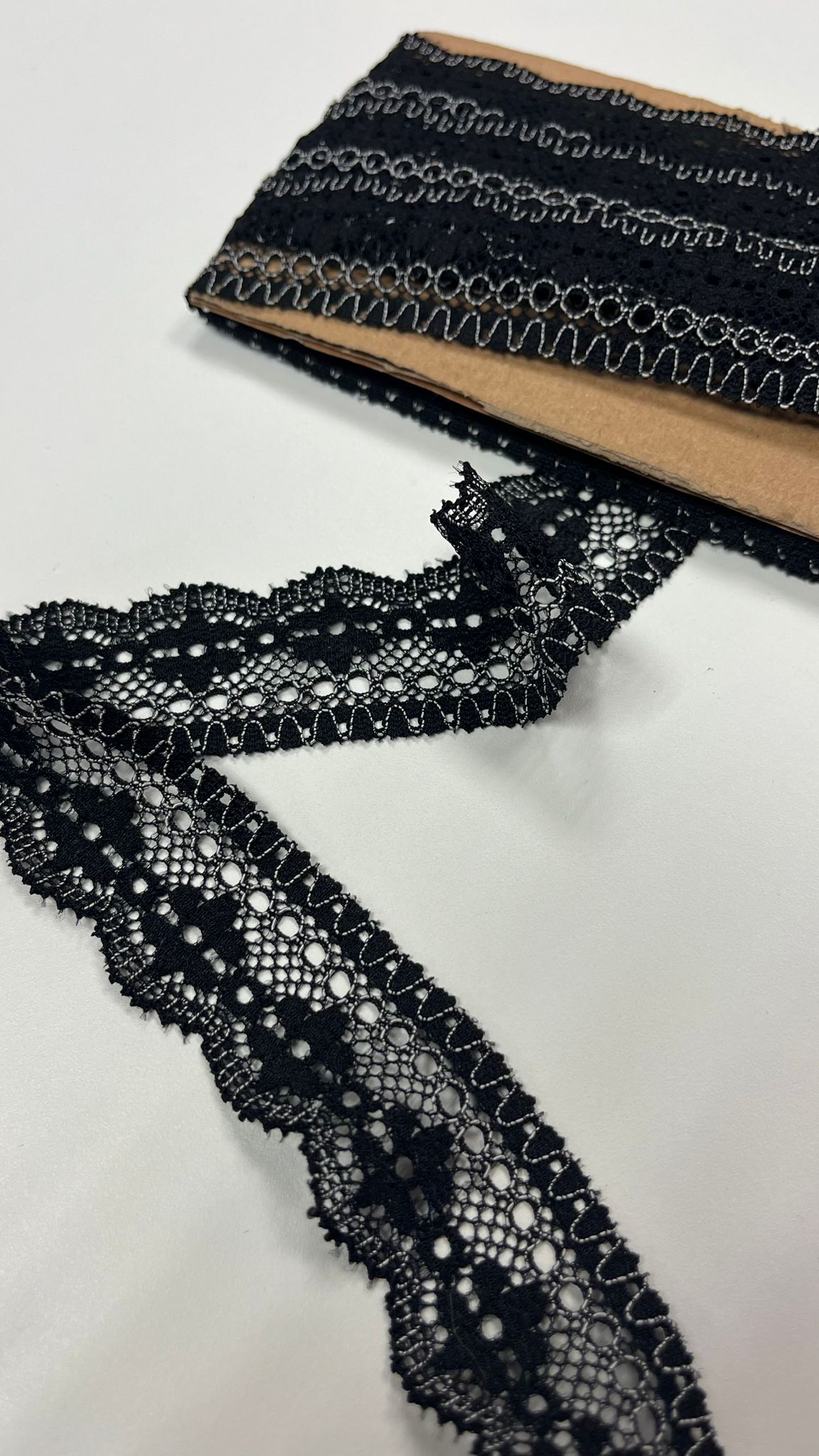 Attēls ar Mežģīne 3 cm-melna ar baltiem akcentiem – pieejams internetā Šarlotes audumi