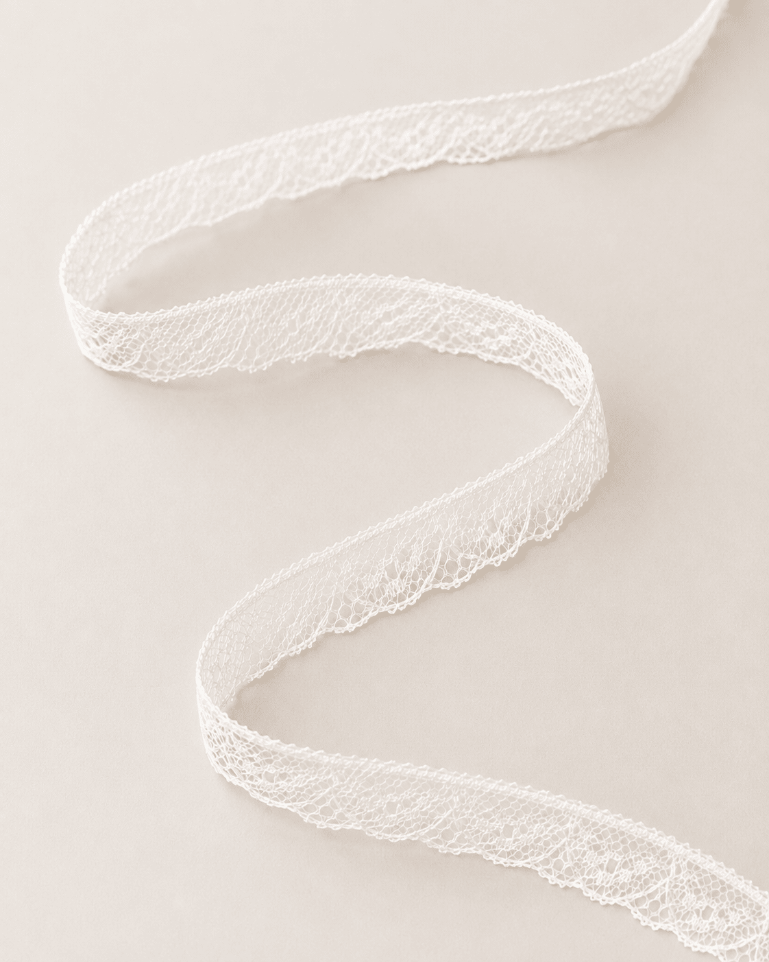 Image of fine 1.6 cm white lace – available online at Šarlotes audumi
