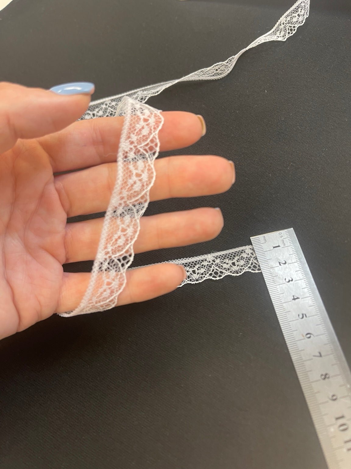 Image with fine lace 1.6 cm white – available online at Charlotte's Fabrics