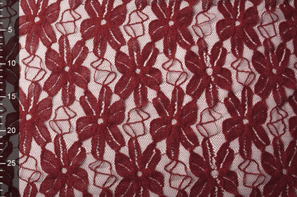 Image de tissu en dentelle bordeaux 120 g/m², disponible chez Šarlotes audumi