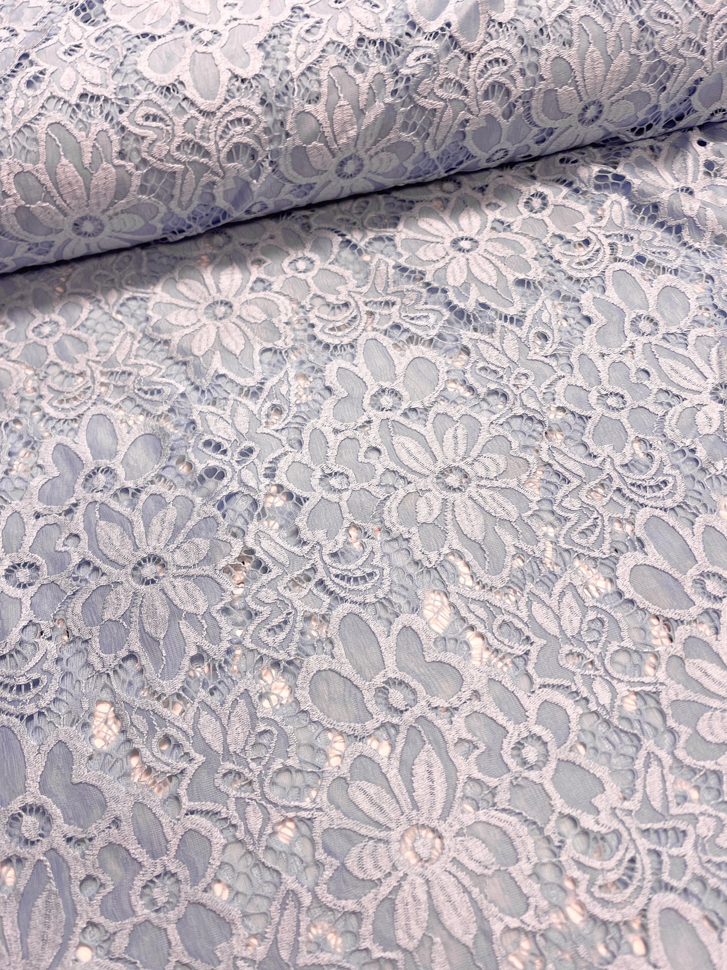 Attēls ar Mežģīņu audums - gaiši zila puķe 150 g/m² – pieejams Šarlotes audumi