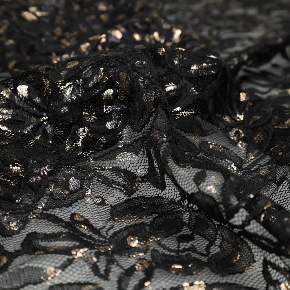 Attēls ar Mežģīņu audums “Lauren Foil Lace” – melns 140 g/m² – pieejams Šarlotes audumi