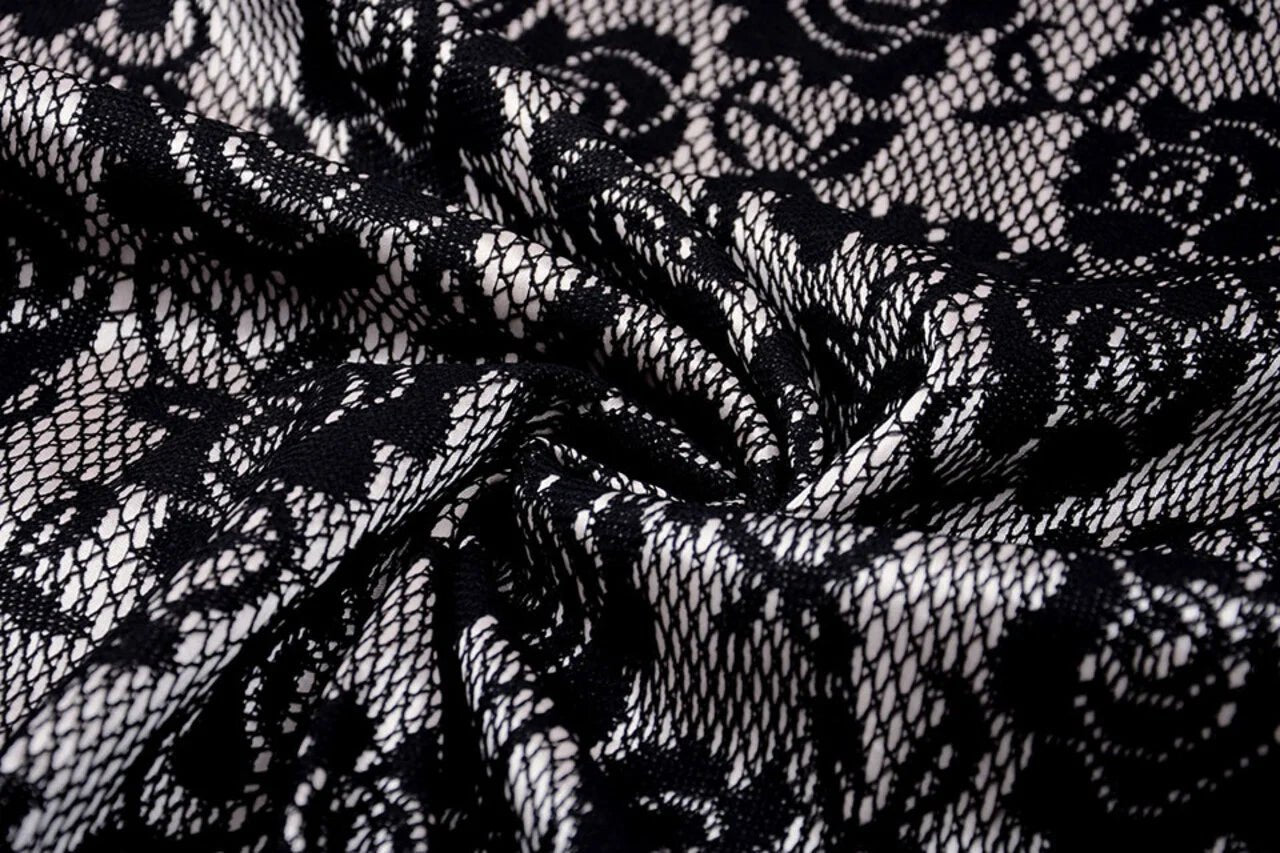 Attēls ar Mežģīņu audums - melns ar balta satīna oderi 155 g/m² – pieejams Šarlotes audumi