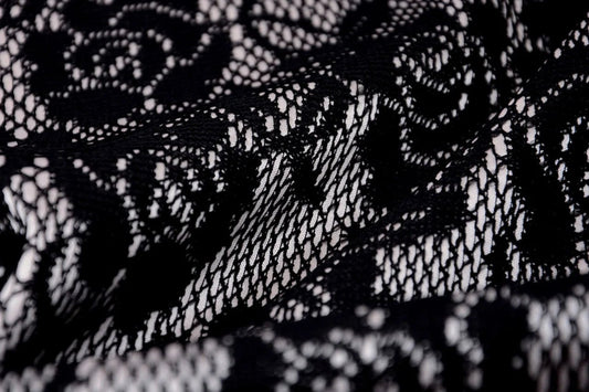 Attēls ar Mežģīņu audums - melns ar balta satīna oderi 155 g/m² – pieejams Šarlotes audumi