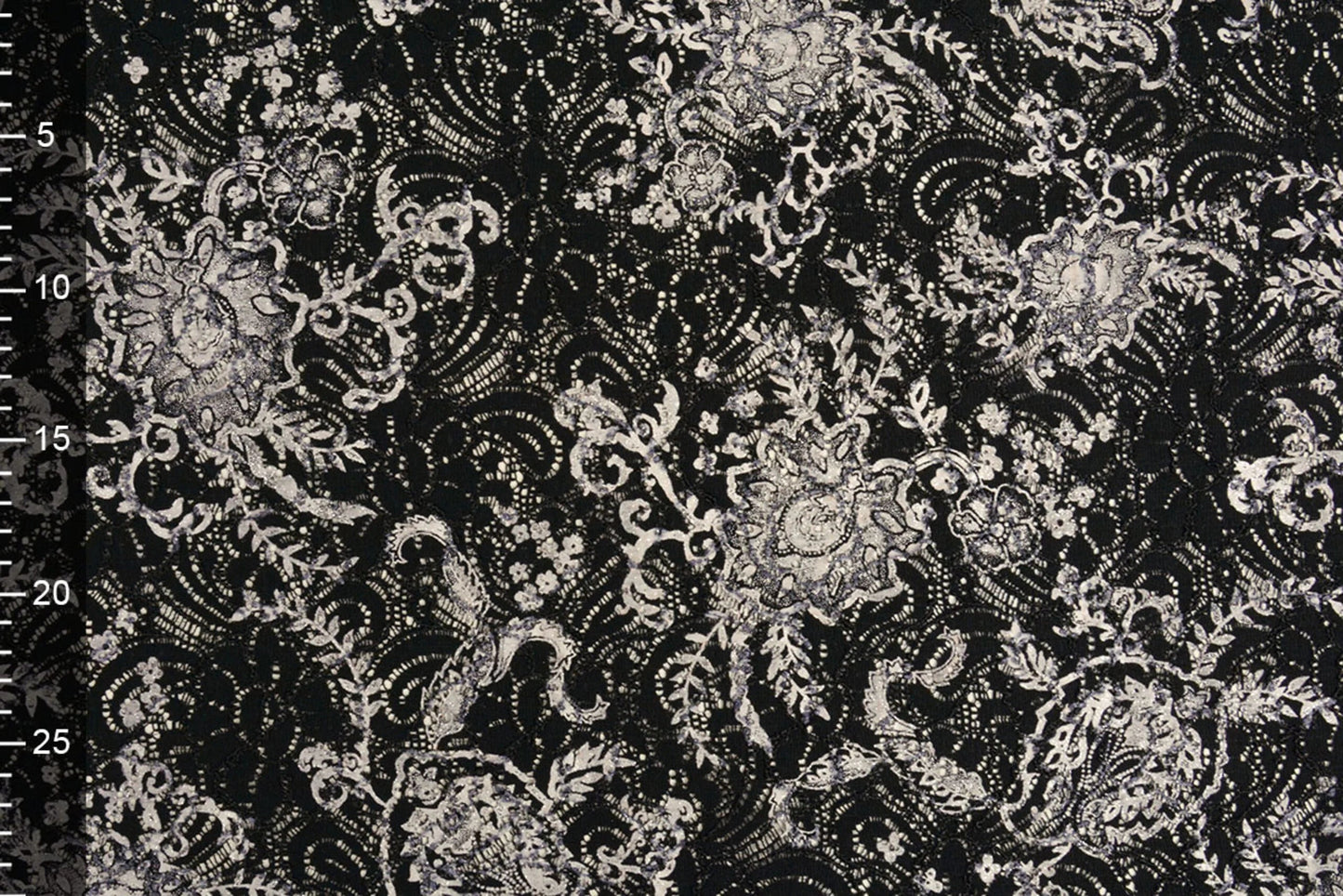 Attēls ar Mežģīņu audums - melns ar sudrabu 210 g/m² – pieejams Šarlotes audumi