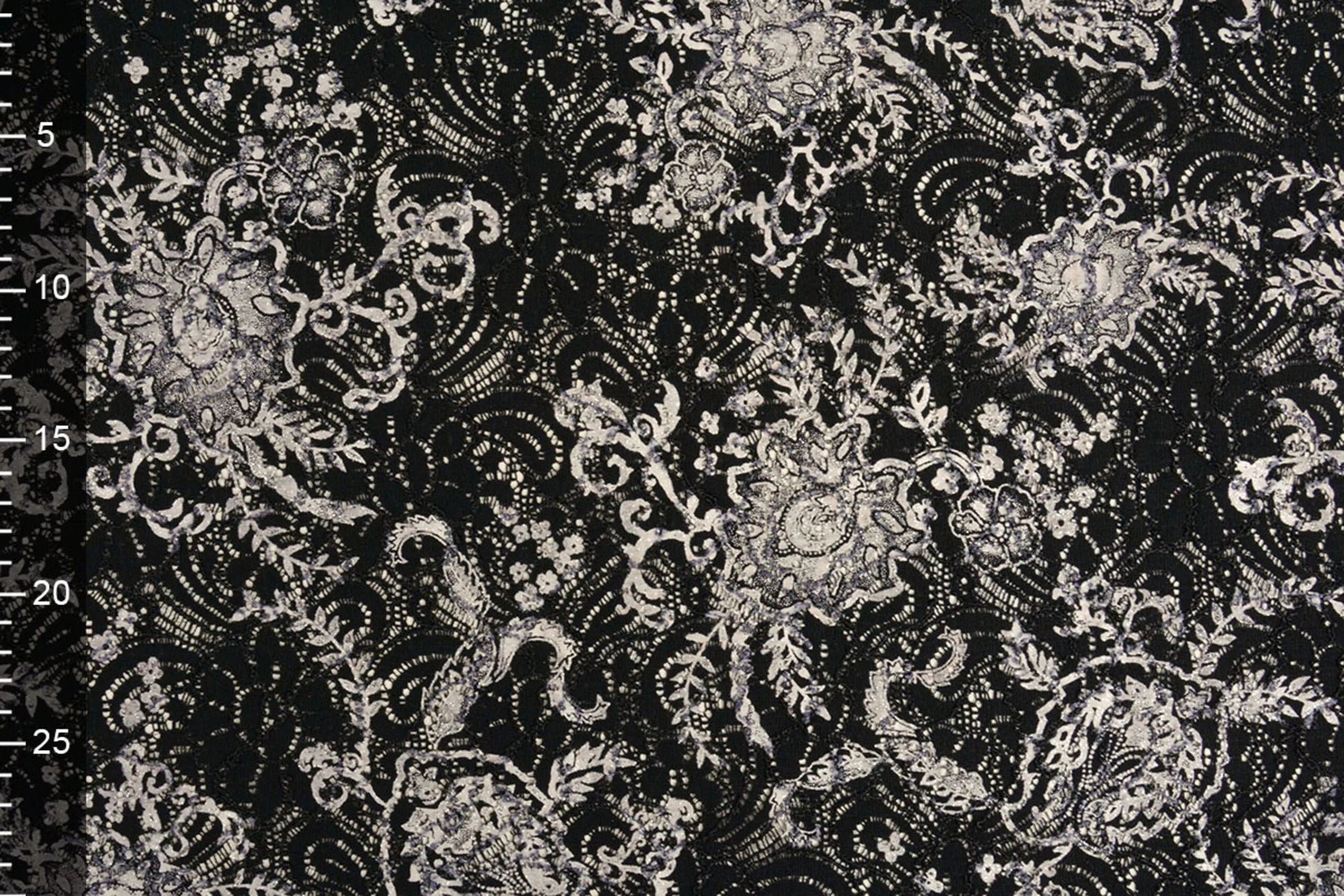 Attēls ar Mežģīņu audums - melns ar sudrabu 210 g/m² – pieejams Šarlotes audumi