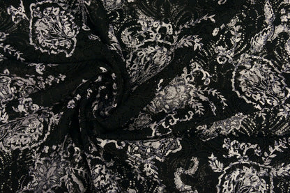 Image du tissu en dentelle noir et argent 210 g/m², disponible chez Šarlotes audumi