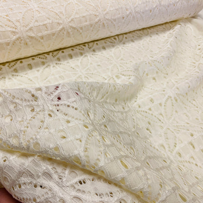 Tissu en dentelle - blanc lait 150 g/m²