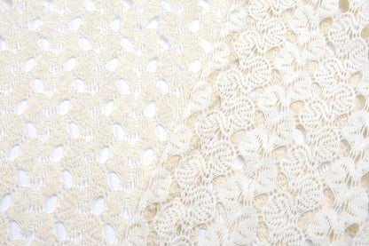 Tissu en dentelle blanc laiteux avec accents dorés 170 g/m²