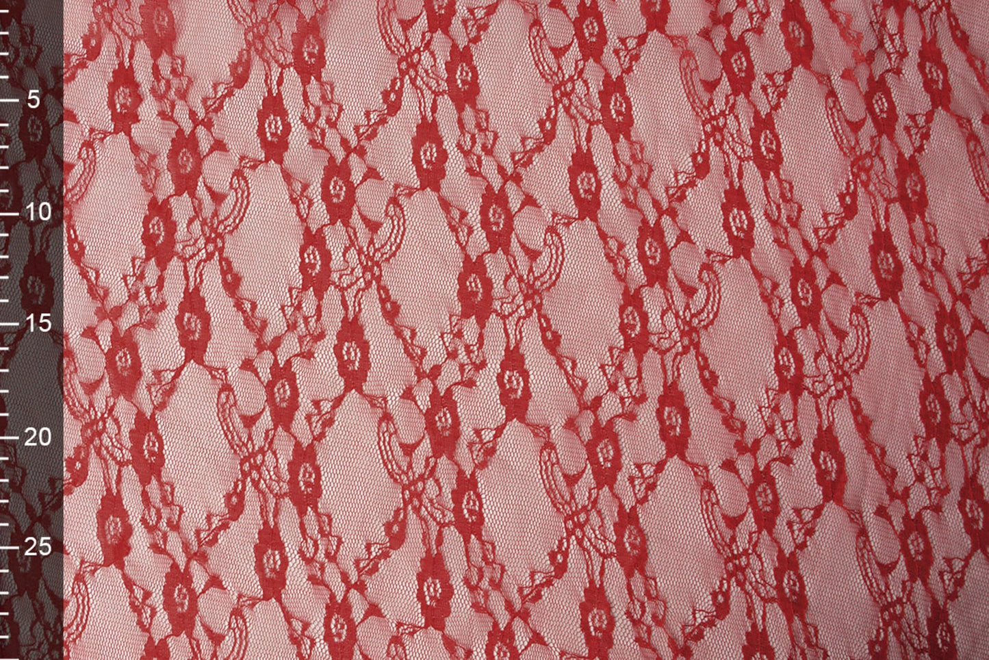 Image avec tissu en dentelle fin - rouge 50 g/m² – disponible chez Šarlotes audumi