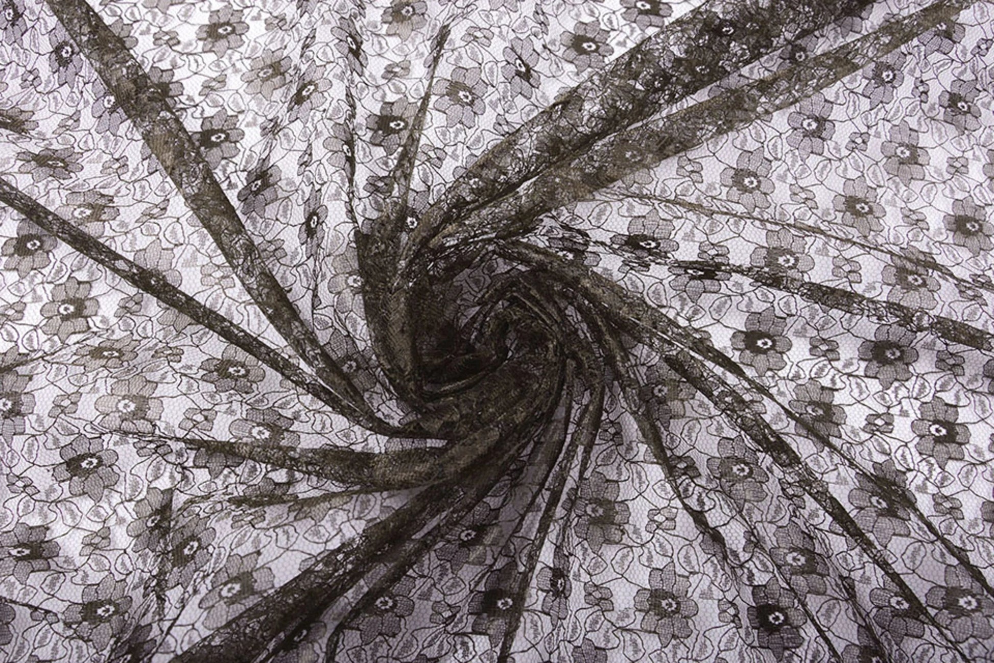 Attēls ar Mežģīņu audums smalks - šokolādes brūni ziedi 75 g/m² – pieejams Šarlotes audumi