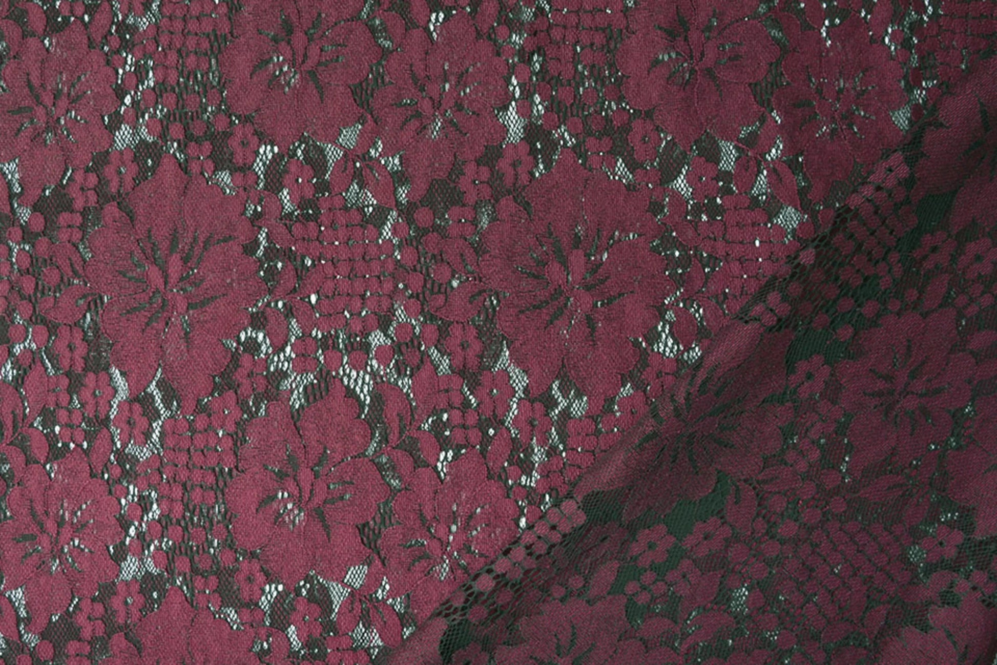 Attēls ar Mežģīņu audums - tumši sarkanas puķes 110 g/m² – pieejams Šarlotes audumi
