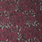 Attēls ar Mežģīņu audums - tumši sarkanas puķes 110 g/m² – pieejams Šarlotes audumi