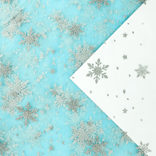 Attēls ar Mīksts tills ar sudraba sniegpārsliņām - aqua tonis 30 g/m² – pieejams Šarlotes audumi