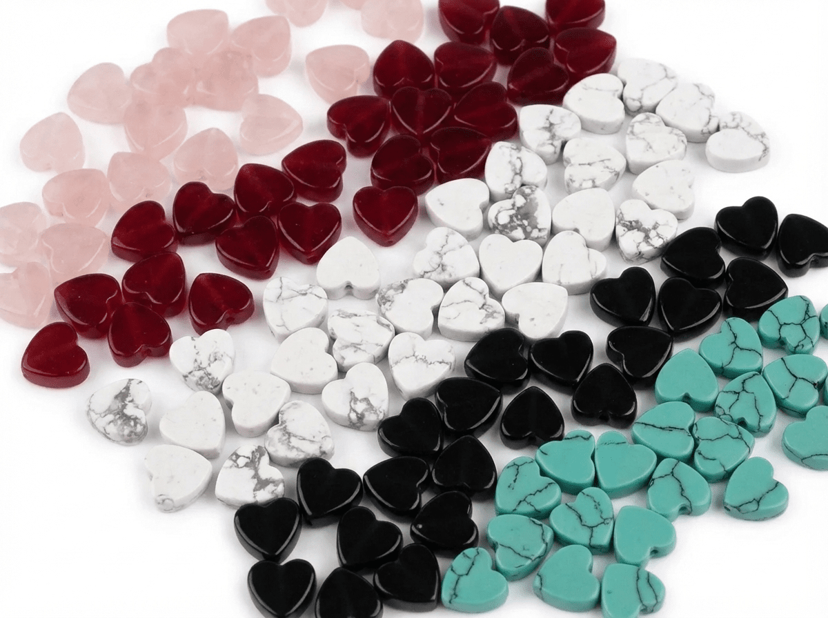Attēls ar Minerāla un stikla sirds formas pērlītes Ø6 mm 35 gab.|dažādu toņu – pieejams Šarlotes audumi