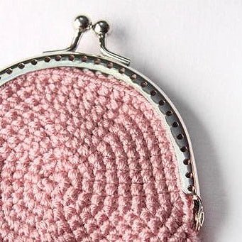 Attēls ar Mini metāla maciņa rāmis piešūšanai, 5,5 × 8 cm - vintage misiņa tonis – pieejams Šarlotes audumi