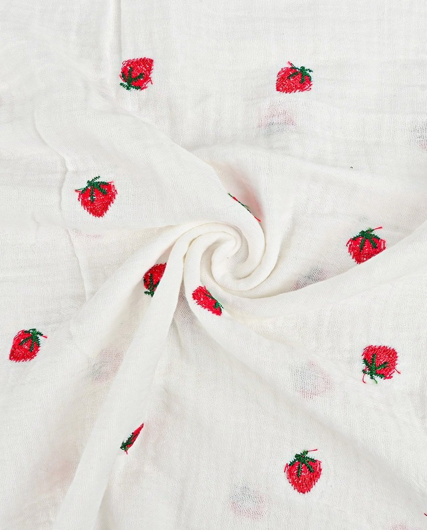 Image de mousseline brodée - fraises 130 g/m² – disponible chez Šarlotes audumi