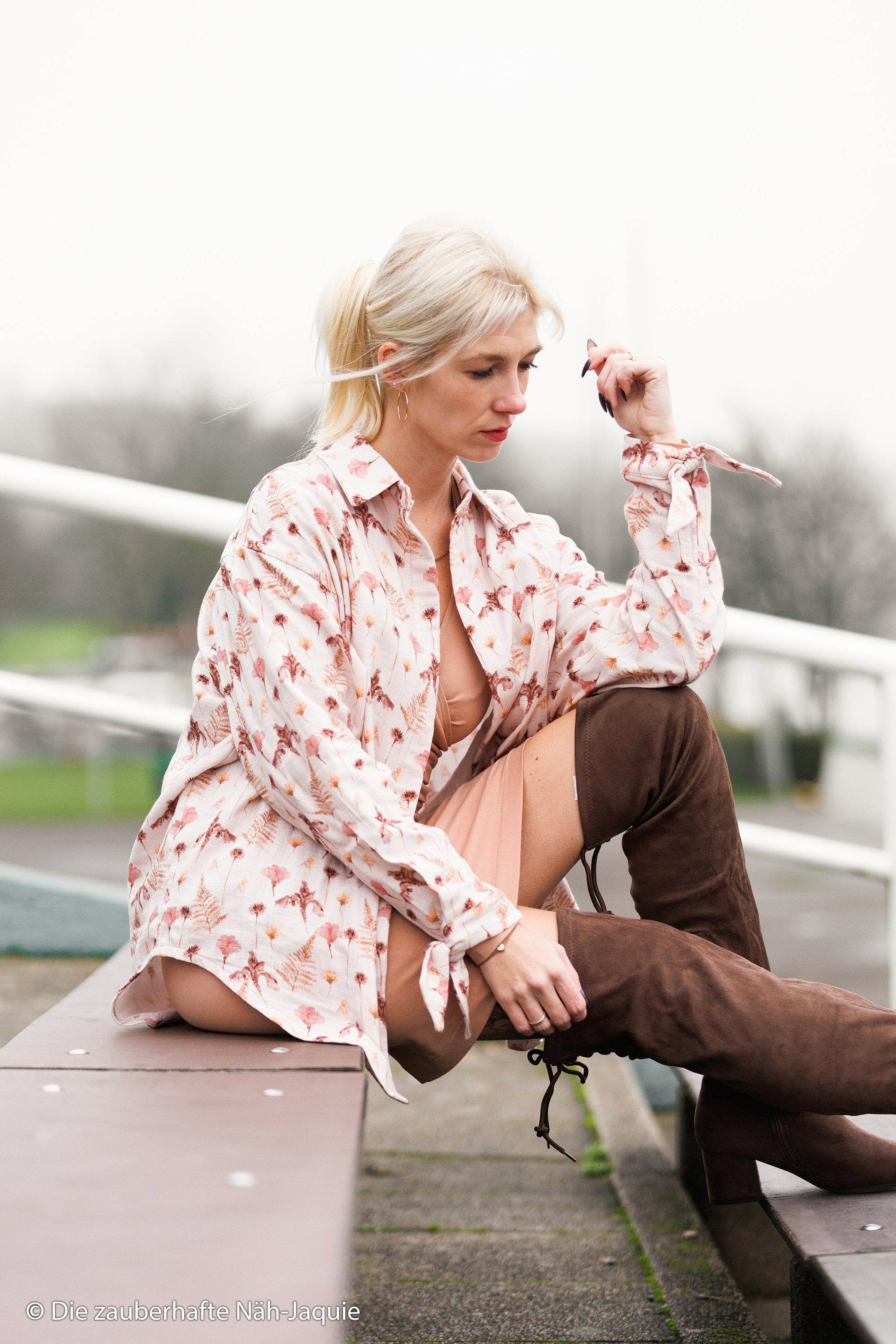 Attēls ar Muslīns - ziedi ar papardi 130 g/m² – pieejams Šarlotes audumi