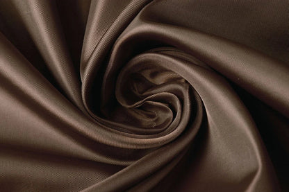 Image de tissu de doublure brun 55 g/m² – disponible chez Šarlotes audumi