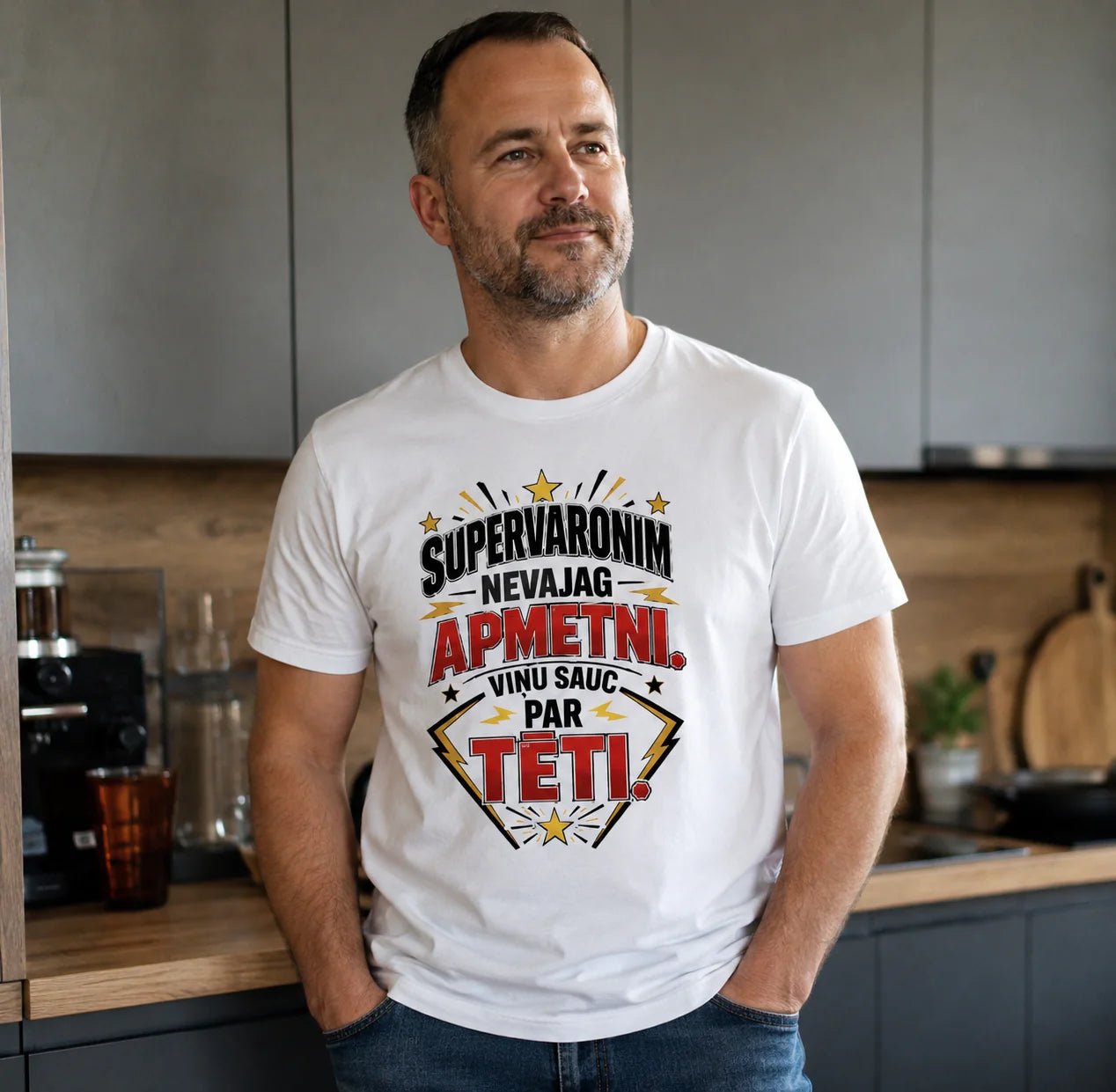 Paveikslėlis su ekologiškos medvilnės T marškinėliais „Superherojui nereikia apsiausto. Jį vadina tėčiu.“ – galima įsigyti internete Šarlotes audumi