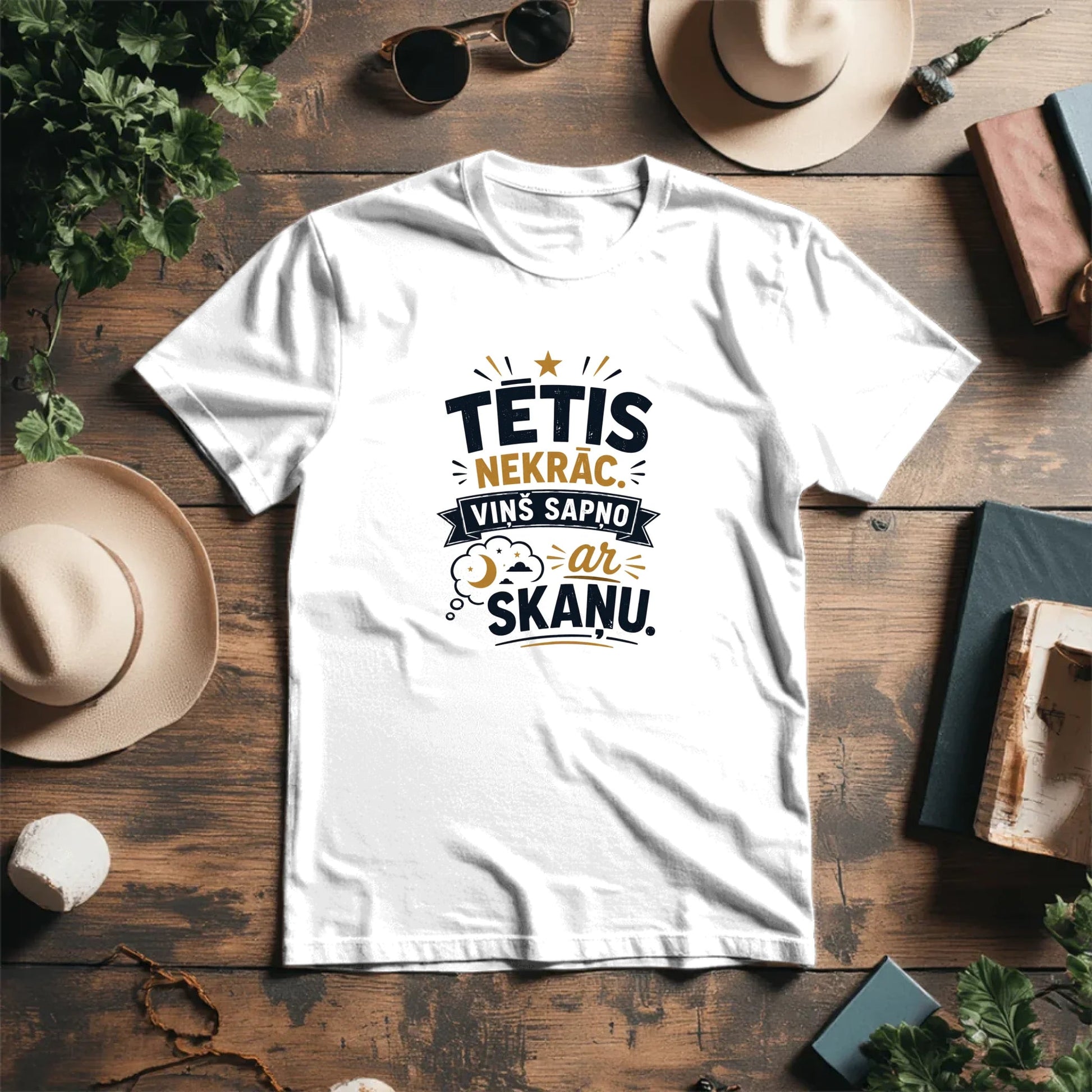 Nuotrauka su organinės medvilnės T-marškinėliais „Tėtis neknarkia!“ – galima įsigyti internetu Šarlotės audiniai