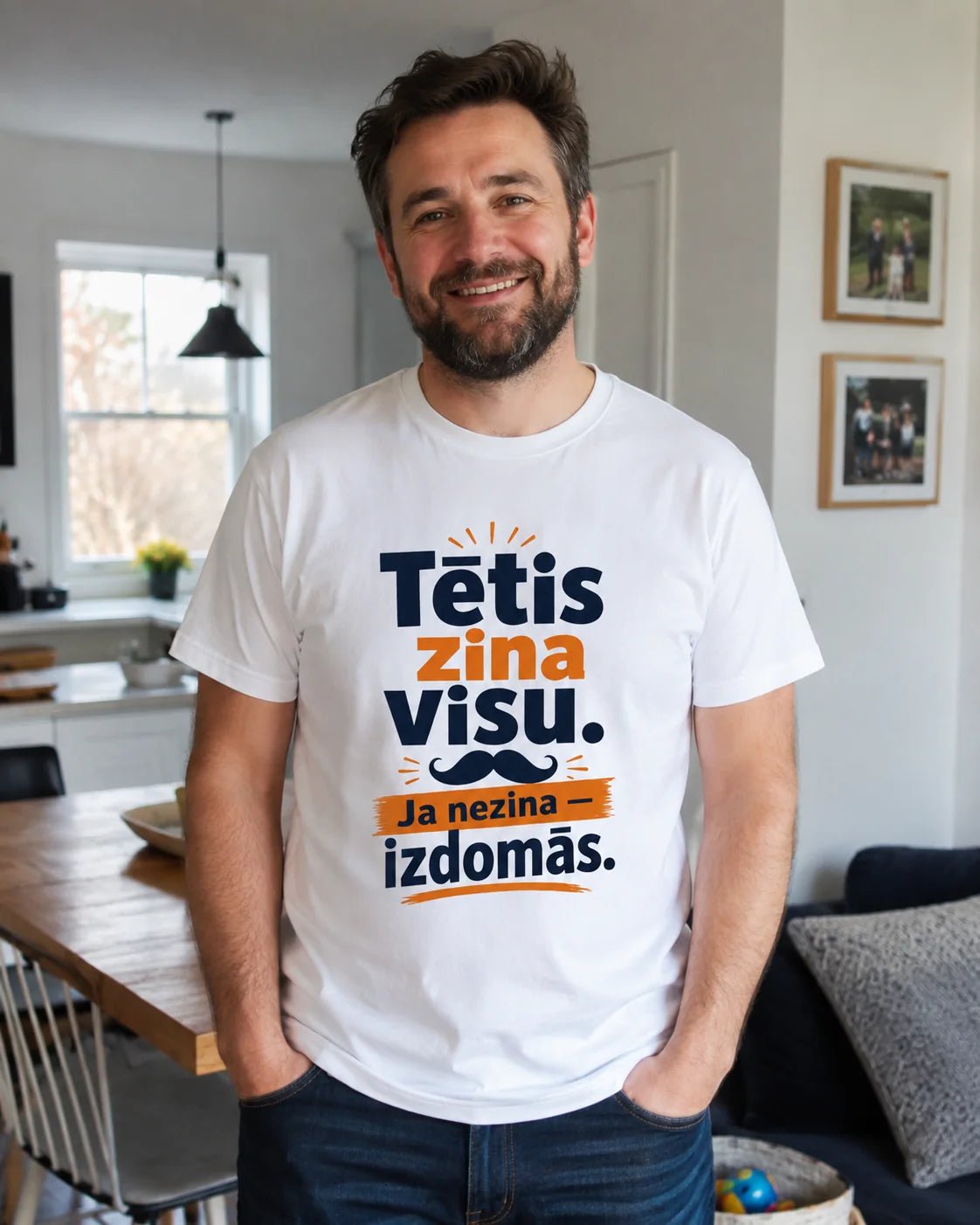 Nuotrauka su organinės medvilnės T-marškinėliais „Tėtis žino viską. Jei nežino – sugalvos.“ – galima internetu, Šarlotes audumi