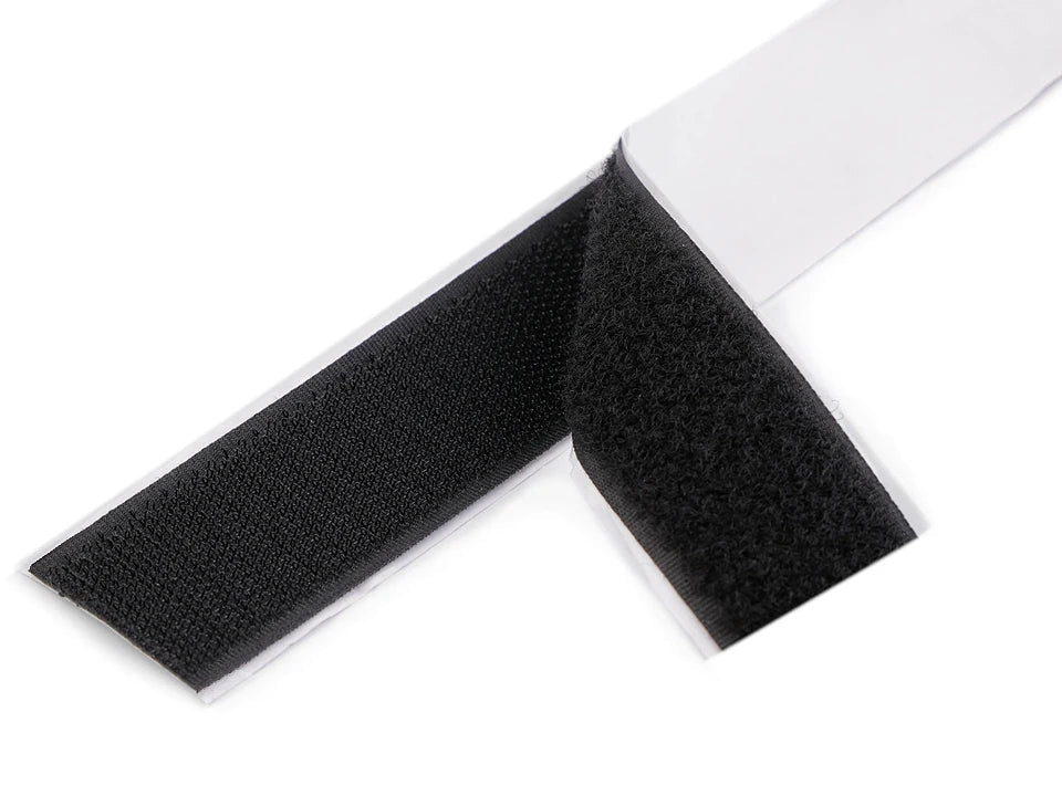 Nuotrauka su pačiklijuojama kabliukų ir kilpelių juosta, Velcro juosta 30 mm – prieinama internetu Šarlotes audumi