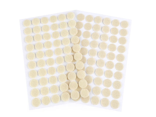 Paveikslėlis su savaime prilimpančiais „Velcro“ apskritimais Ø15 mm – kreminės spalvos – galima įsigyti Šarlotes audumi