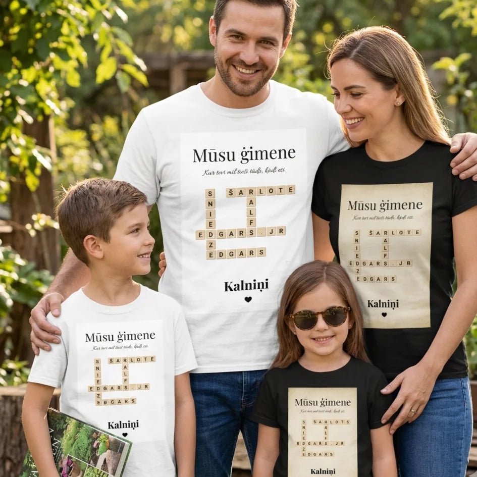 Paveikslėlis su personalizuotais šeimos T marškinėliais „Scrabble“ stiliumi – prieinami Šarlotės audiniai