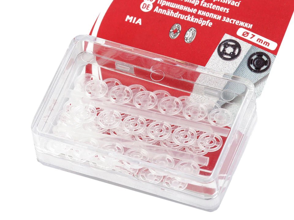 Nuotrauka su prisiuvamomis permatomomis plastikinėmis spaudėmis – 7 mm, 10 mm, 13 mm ir 15 mm – pasiekiama internetu Šarlotės audiniuose