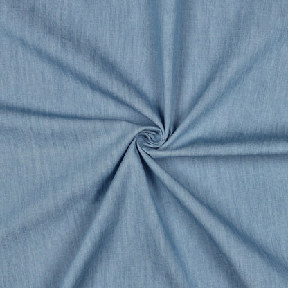 Image du tissu denim fin pour robes, chemises, bleu clair 135 g/m² – disponible chez Šarlotes audumi