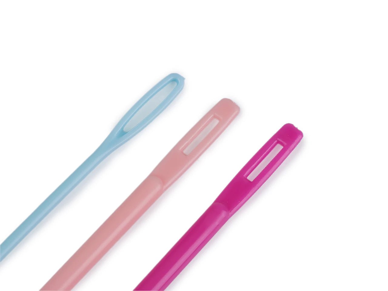 Image de aiguilles en plastique à bout courbé, 3 pièces (tailles assorties) – disponible chez Šarlotes audumi