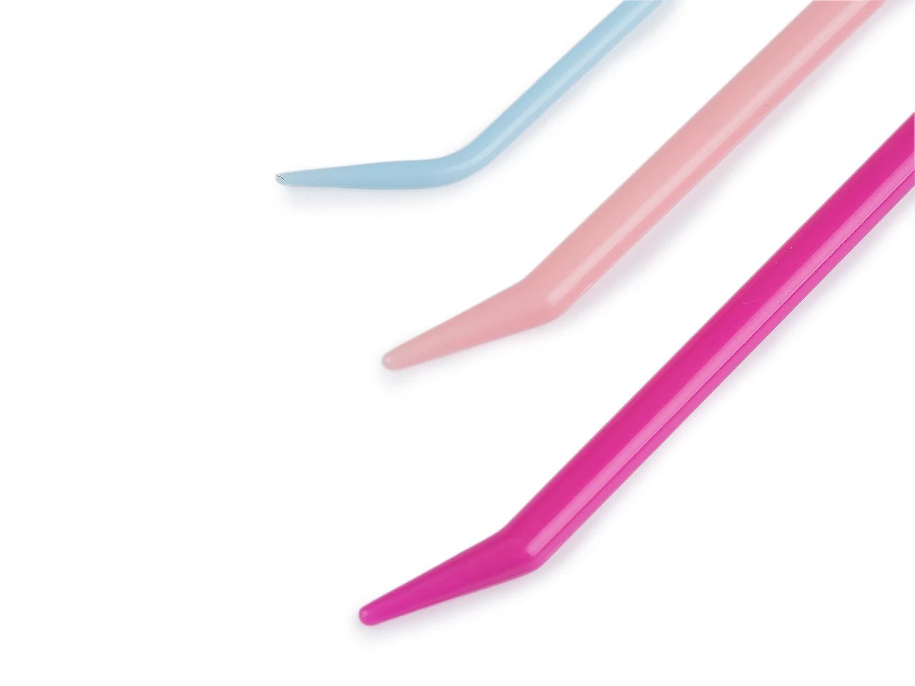 Aiguilles en plastique à bout courbé, 3 pièces (tailles assorties) – disponible chez Šarlotes audumi