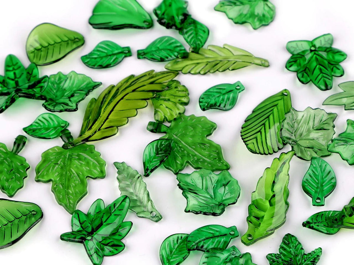 Nuotrauka su plastikiniais lapeliais-karoliukais – įvairių formų ir dydžių MIX – pasiekiama internete Šarlotės audiniai