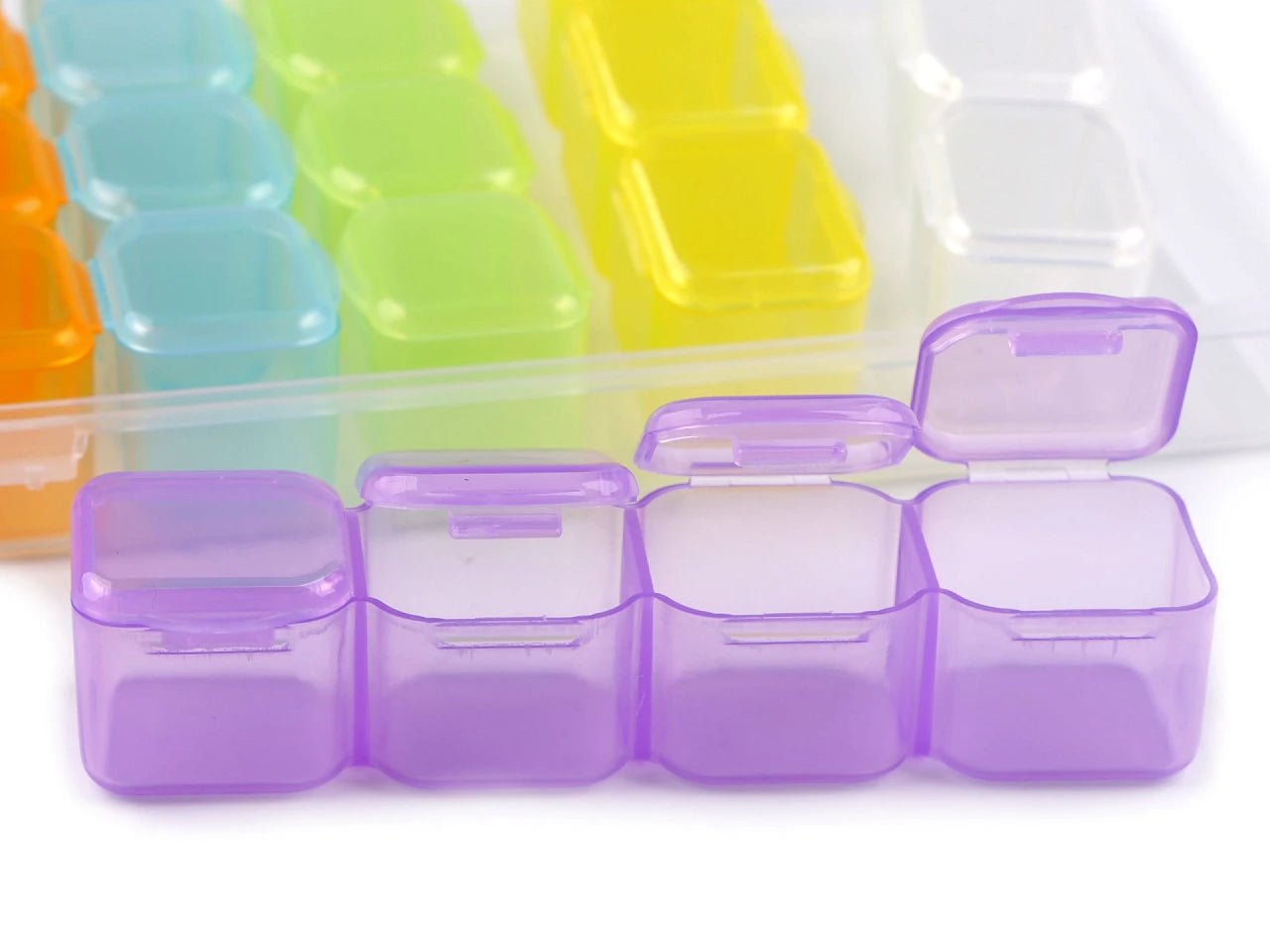 Attēls ar Plastmasas organizators ar 28 nodalījumiem – pieejams Šarlotes audumi