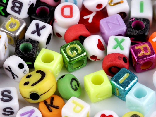 Attēls ar Plastmasas pērlīšu miks – burti, sirsniņas un smaidiņi | 6–10 mm – pieejams Šarlotes audumi