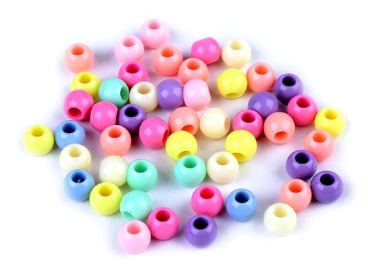 Nuotrauka su plastikiniais karoliukais 8×10 mm pasteliniais atspalviais – mix – Šarlotės audiniuose
