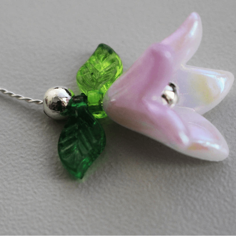 Attēls ar Plastmasas pērlītes zieda formā ar perlamutra efektu 12×16 mm, 20 gab. – pieejams Šarlotes audumi