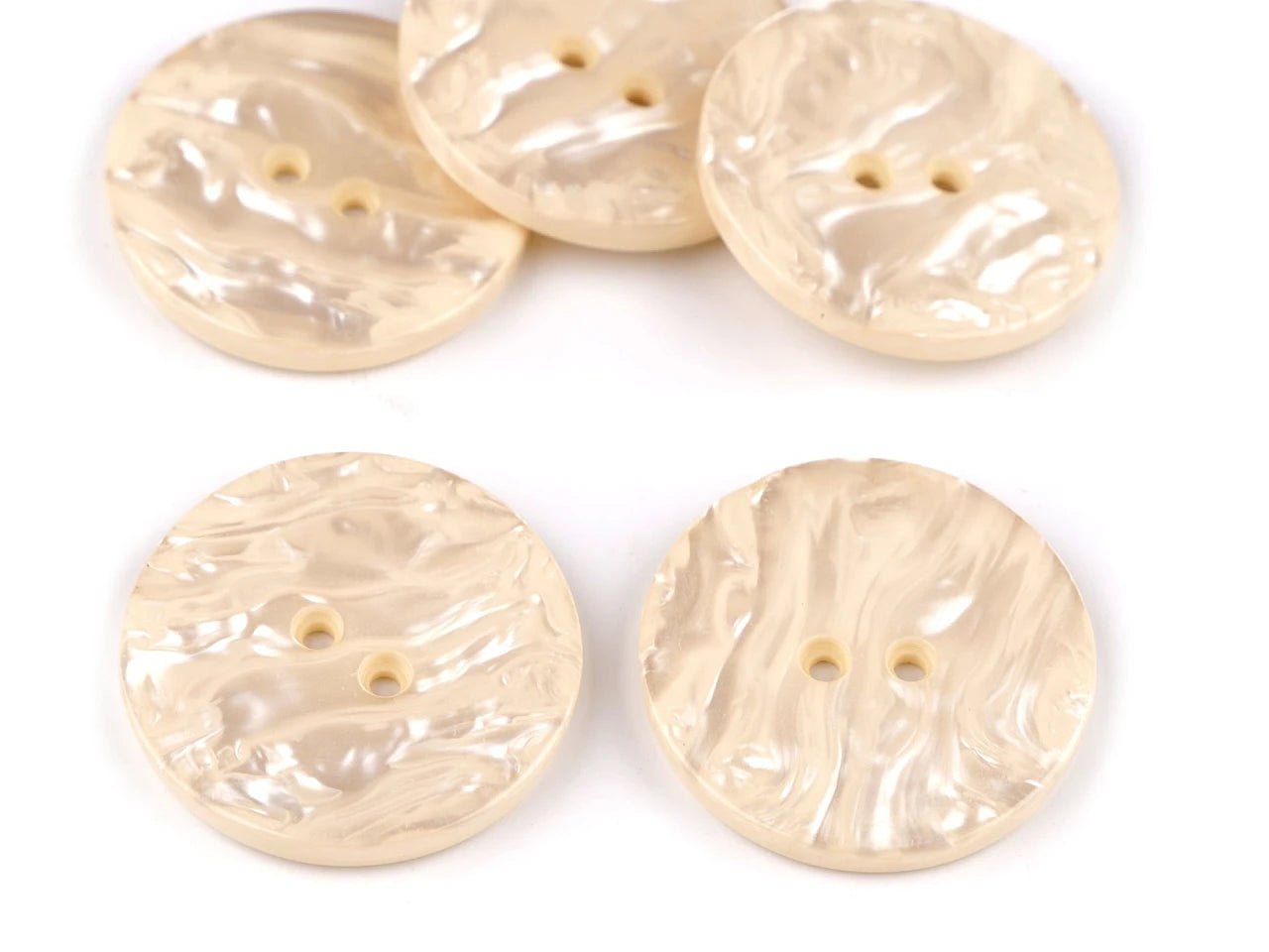 Plastikinės 35 mm kreminės spalvos sagos – galima įsigyti Šarlotes audiniai