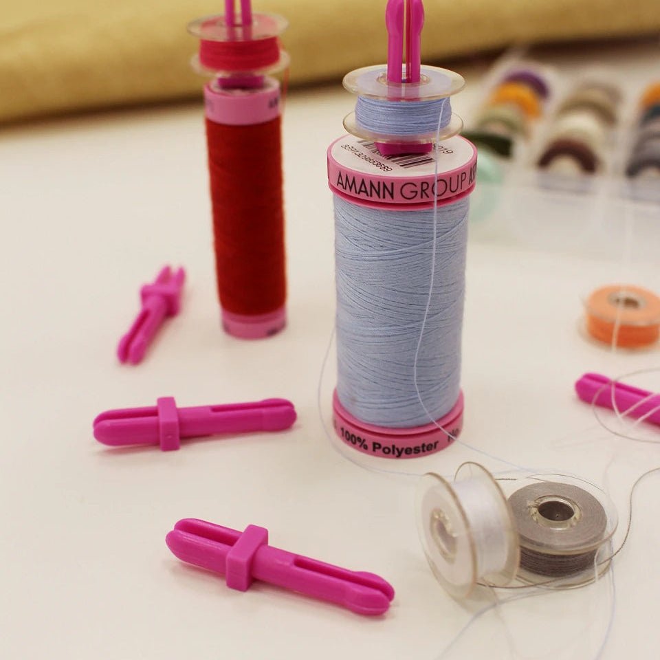 Attēls ar Plastmasas spolīšu turētājs (10 gab.) – ērts palīgs diegu uzglabāšanai – pieejams Šarlotes audumi