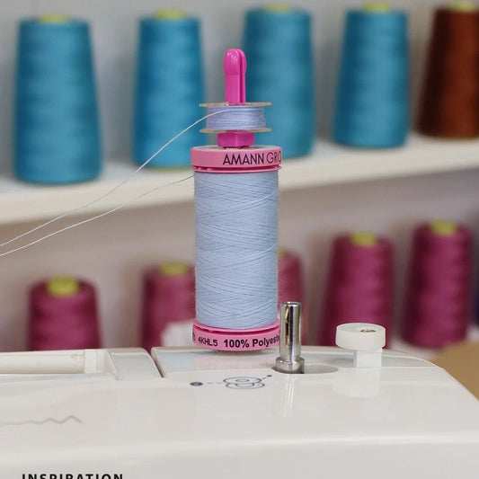 Attēls ar Plastmasas spolīšu turētājs (10 gab.) – ērts palīgs diegu uzglabāšanai – pieejams Šarlotes audumi