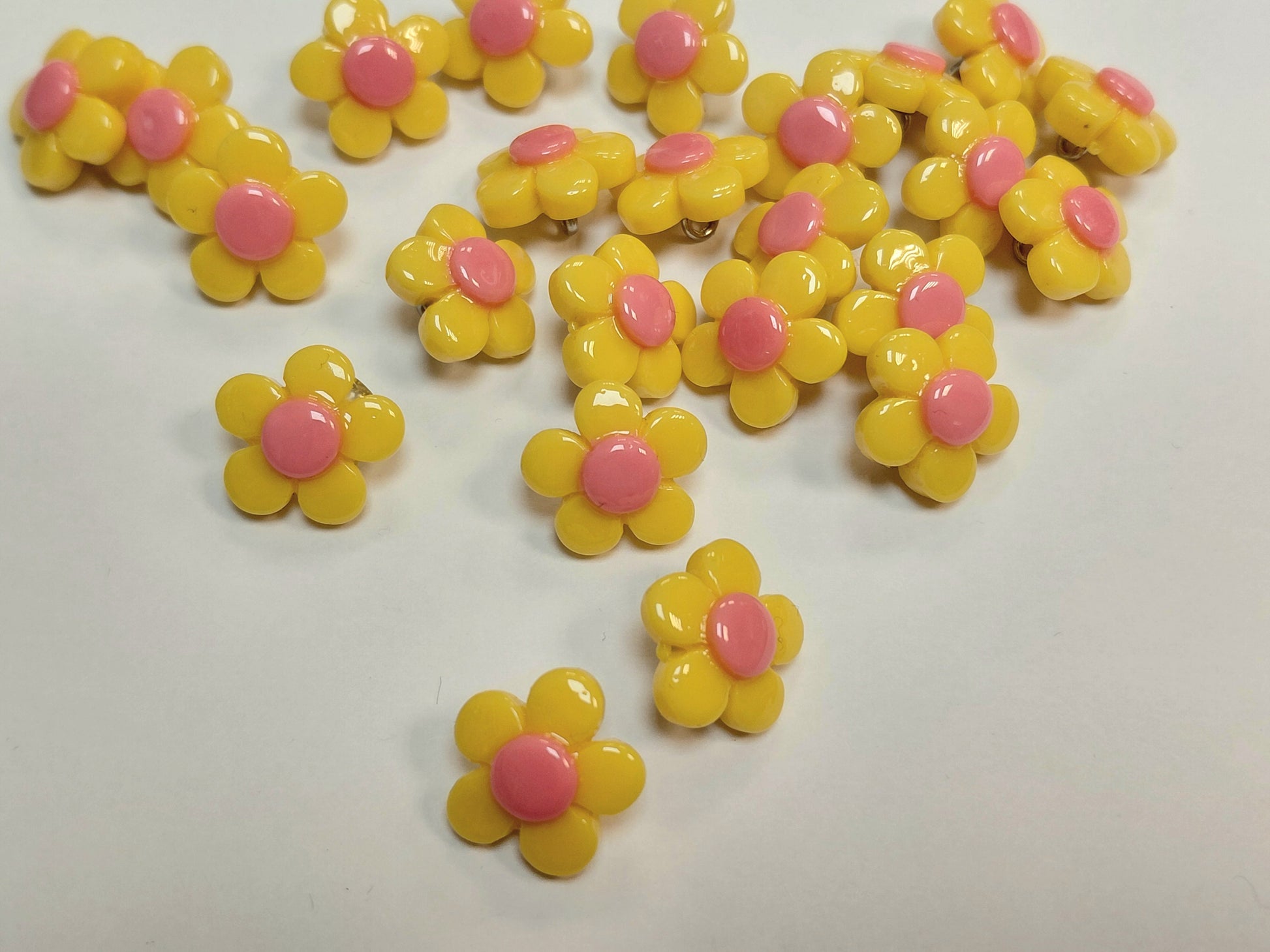 Attēls ar Pogas uz kājiņas 14 mm - dzeltens zieds – pieejams Šarlotes audumi