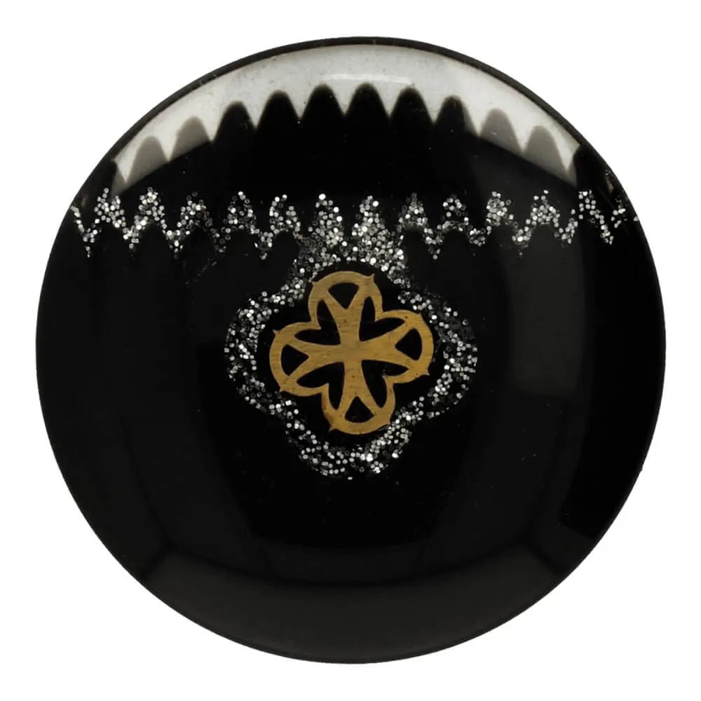 Attēls ar Pogas uz kājiņas 19 mm - melna ar ornamentiem vidū – pieejams Šarlotes audumi