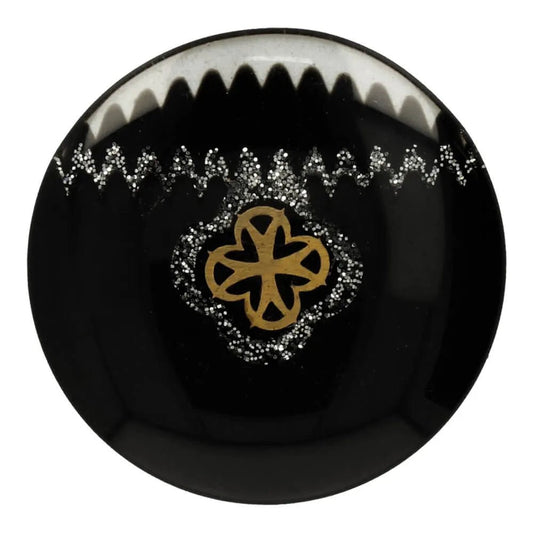 Attēls ar Pogas uz kājiņas 19 mm - melna ar ornamentiem vidū – pieejams Šarlotes audumi