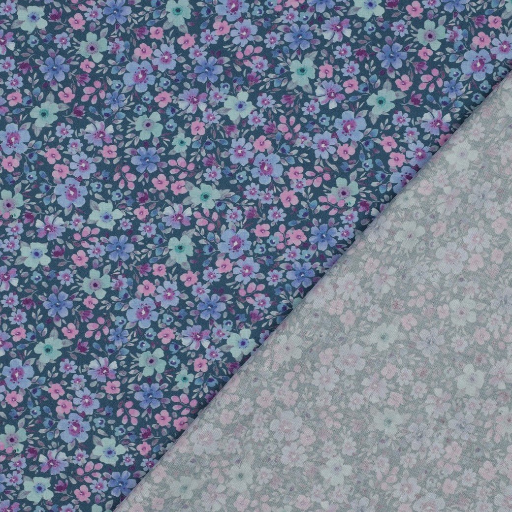 Image du tissu Premium 100 % coton - petites fleurs sur fond pétrole 110 g/m² – disponible chez Šarlotes audumi