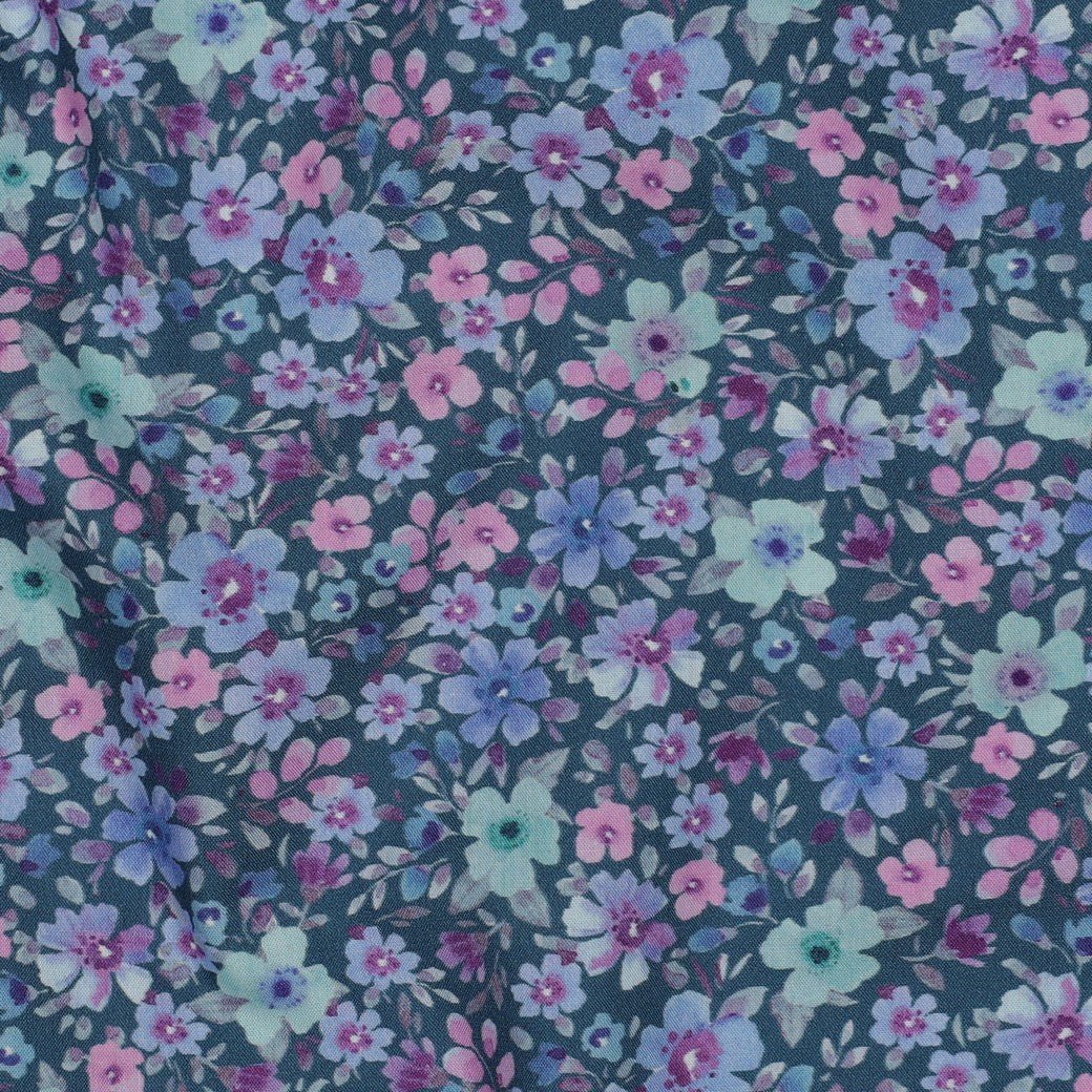 Image avec tissu Premium 100 % coton - petites fleurs sur fond pétrole 110 g/m² – disponible chez Šarlotes audumi