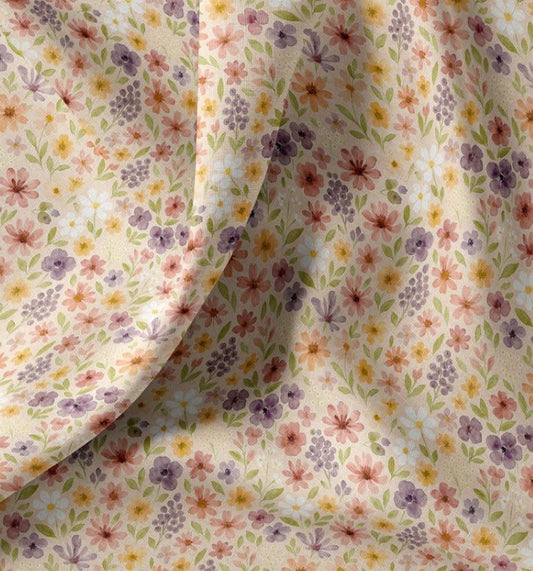 Attēls ar Premium 100% kokvilnas audums - smalkas puķītes uz bēša fona 115 g/m² – pieejams Šarlotes audumi